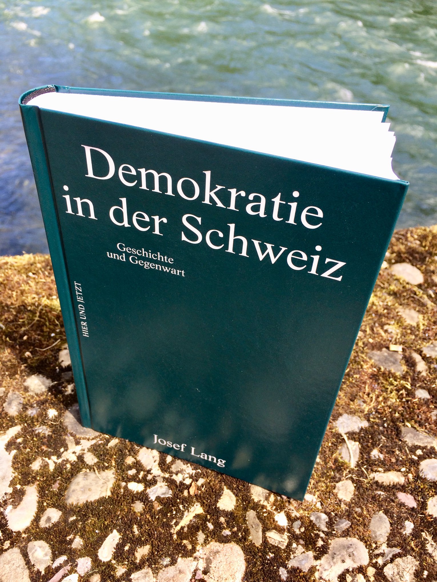 Josef Lang stellt sein Buch "Demokratie in der Schweiz" vor